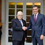 Sánchez se reúne hoy por vez primera con Abás tras reconocer España el Estado palestino