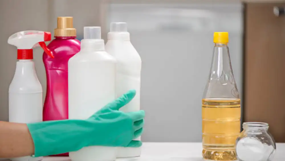 Vinagre blanco y vinagre de limpieza no son lo mismo: en qué se diferencian y cómo usarlos bien