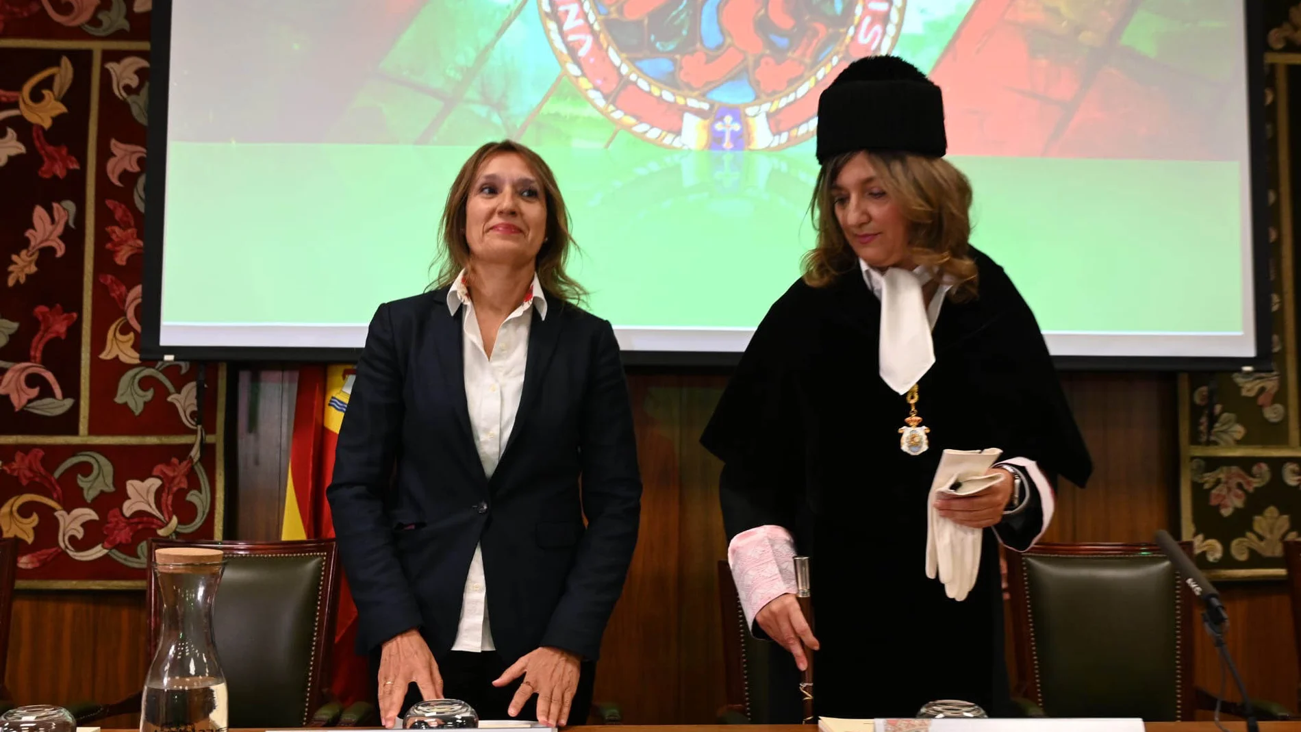 Rocío Lucas junto a la rectora Nuria González, en la apertura del curso en la Universidad de León