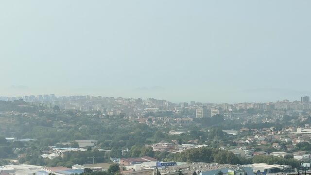 Vigo este mediodía, con las Islas Cíes al fondo tapadas por el humo.