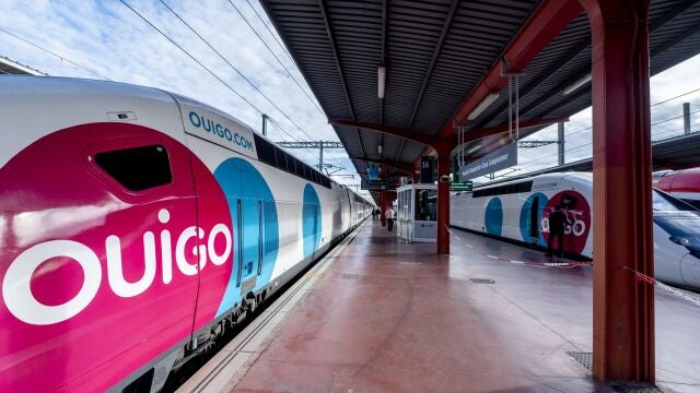 Un tren en el andén durante la inauguración de la línea de Ouigo entre Madrid, Albacete y Alicante, en la Estación de Madrid-Chamartín-Clara Campoamor.