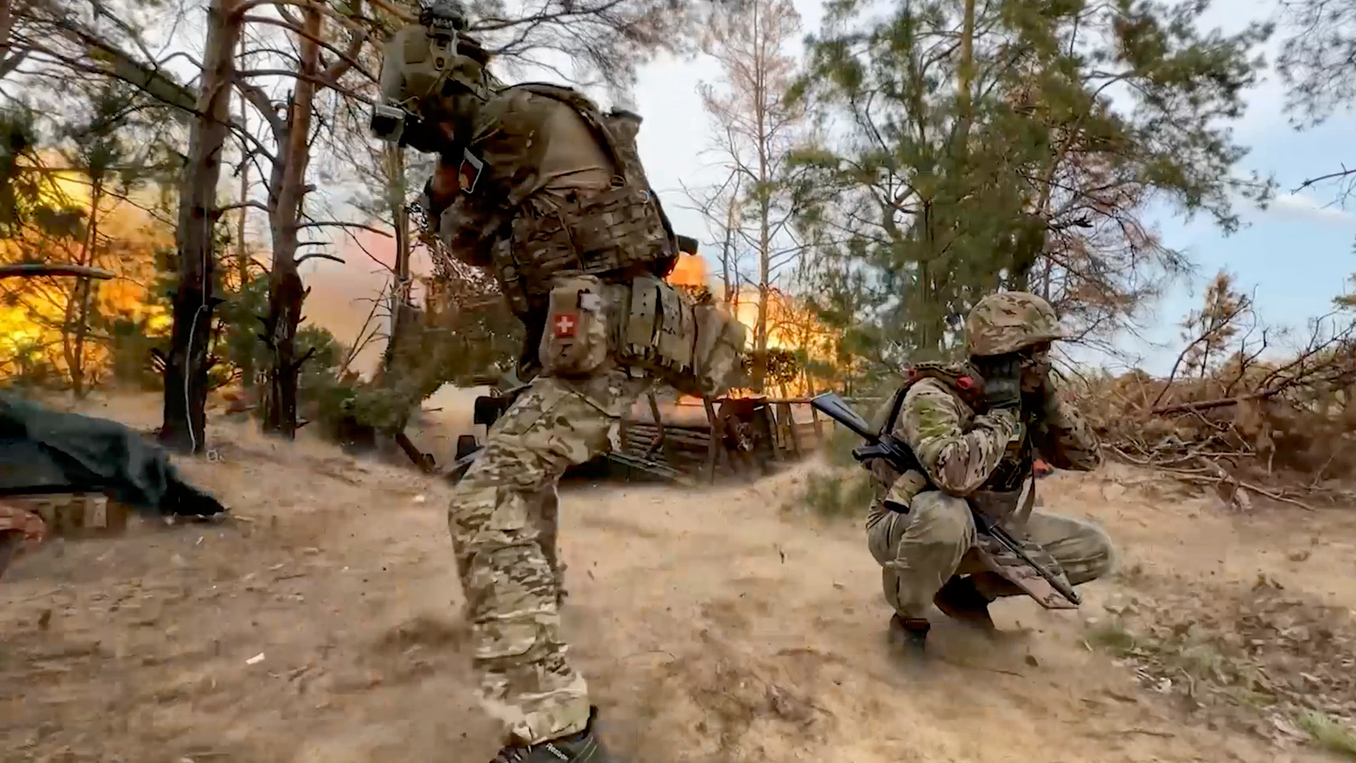 Soldados rusos disparando un cañón de campaña remolcado «Giatsint-B» de 152 mm contra posiciones ucranianas, en un lugar no revelado de Rusia.