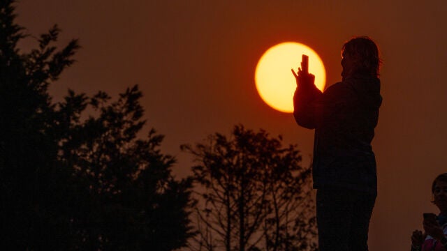 Salida del sol en el Monte do Gozo en Santiago, teñido de rojo por el humo que llega a Galicia desde los incendios del norte de Portugal. A 19 de septiembre de 2024.