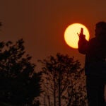 Salida del sol en el Monte do Gozo en Santiago, teñido de rojo por el humo que llega a Galicia desde los incendios del norte de Portugal. A 19 de septiembre de 2024.