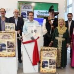 El diputado provincial de Cultura, Manuel López Mestanza, junto al alcalde de Casarabonela, Manuel Campos; Juan Mariano Pacheco, en representación de la Asociación Cultural Casarabonela Historia Viva; y Antonio Márquez y Rafael Navarrete, de Kapikúa