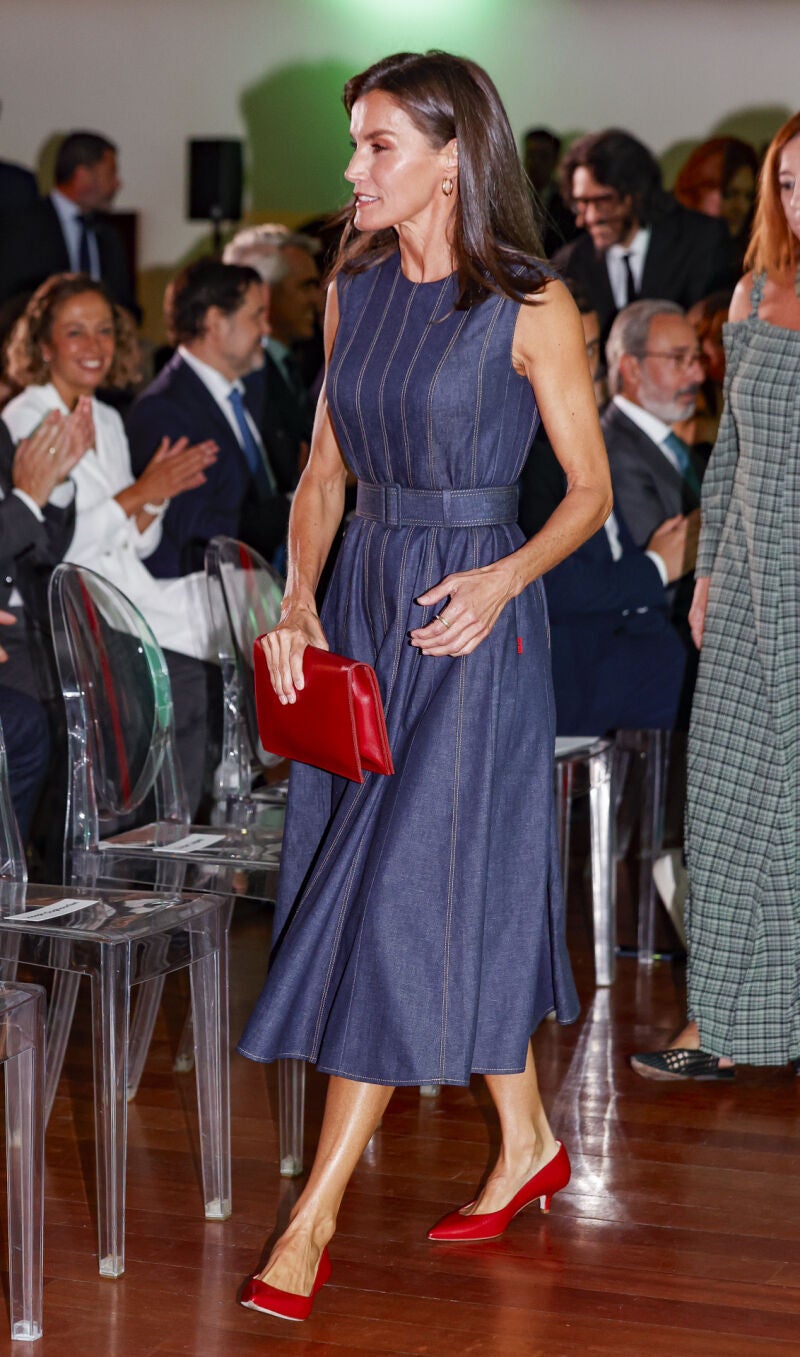 La Reina Letizia con vestido denim.