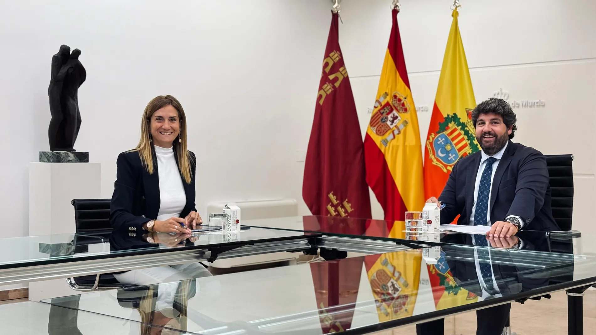 La alcaldesa de Archena, Patricia Fernández, ha mantenido este jueves una reunión de trabajo con el presidente del Ejecutivo autonómico, Fernando López Miras