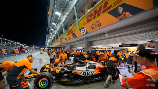 El McLaren de Piastri, en el pit lane de Singapur