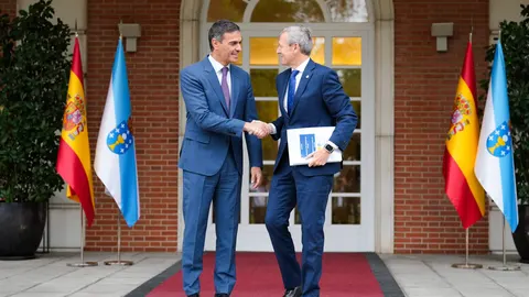 Pedro Sánchez y Alfonso Rueda, hoy, saludándose.