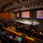 Sesión plenaria en el 40 Congreso de Ectrims