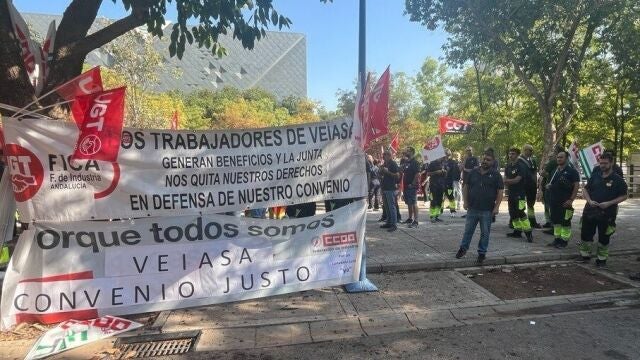 Los trabajadores de Veiasa piden a gritos de 'Sí, se puede' la renovación de su convenio ante la sede de la empresa