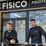 Los hermanos Ibán y Pablo Fernández Pérez en la clínica que han abierto en A Coruña.
