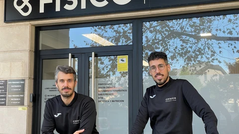Los hermanos Ibán y Pablo Fernández Pérez en la clínica que han abierto en A Coruña.