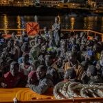 La Guardamar Calliope lleva a bordo a más de 300 migrantes, que llegan al puerto de La Restinga tras ser rescatados, a 20 de septiembre de 2024, en El Hierro, Canarias (España)