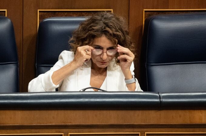 La vicepresidenta primera y ministra de Hacienda, María Jesús Montero, durante la sesión de control al Gobierno, en el Congreso de los Diputados