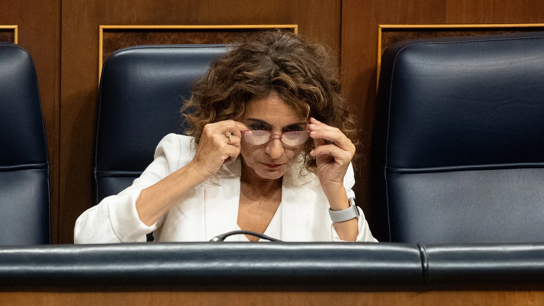 La vicepresidenta primera y ministra de Hacienda, María Jesús Montero, durante la sesión de control al Gobierno, en el Congreso de los Diputados