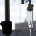 La quimioterapia se administra a un paciente con cáncer por vía intravenosa.