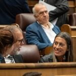 La portavoz de Junts en el Congreso, Miriam Nogueras (d), durante la sesión de control al Gobierno, en el Congreso de los Diputados,