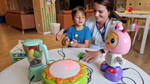 Carles, con diversidad funcional, ha sido uno de los primeros pacientes pediátricos de Vall d'Hebron en disfrutar de los juguetes adaptados