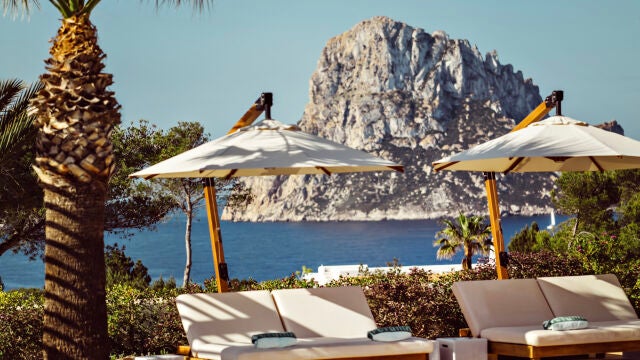 Petunia Ibiza, la gema hotelera de Es Vedrà, que revive los años 70 de la isla