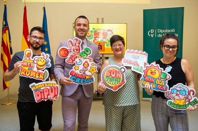 Presentación de la campaña 'Els adhesius de la Dipu'