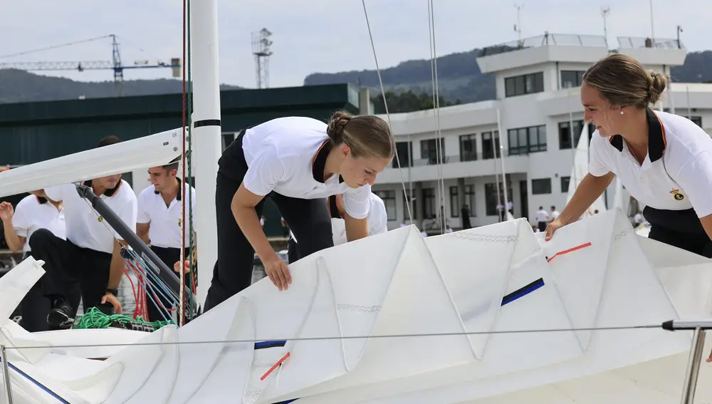 La Princesa Leonor (c), durante sus primeras actividades en la Escuela Naval de Marín