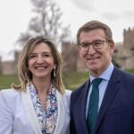 La portavoz de los populares en el Senado, Alicia García, junto al líder del partido, Alberto Núñez Feijóo, en Ávila