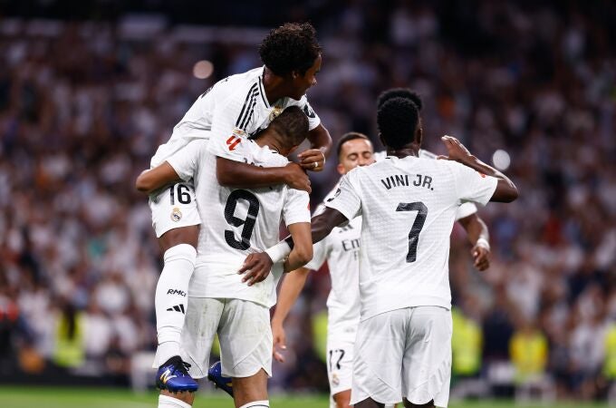 Los jugadores del Real Madrid celebran el gol de Mbappé al Espanyol