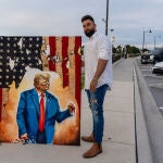 El pintor Demian Stuckqua ha viajado a Mar-a-Lago para que Trump firme su retrato