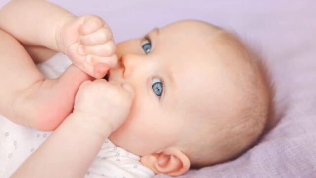 Es habitual ver cómo los bebés se meten el puño en la boca