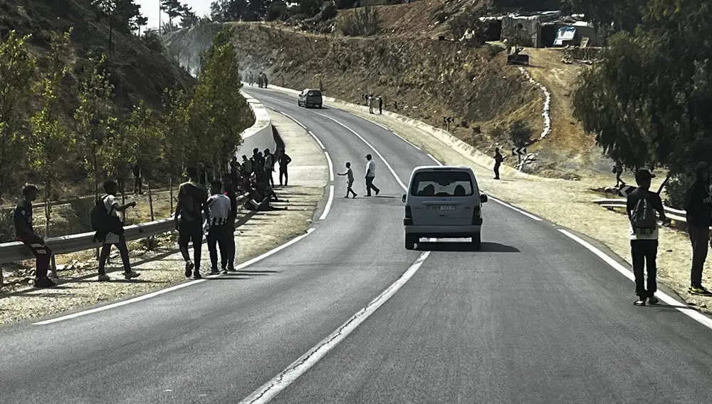Decenas de personas se congregan en un monte cercano a la frontera con Ceuta para intentar cruzar a la ciudad española. La policía de España están cerrando de forma intermitente la frontera del Tarajal, que separa Ceuta de Marruecos.