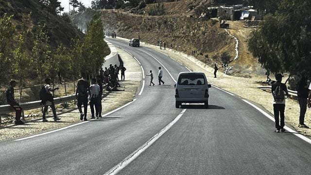 Decenas de personas se congregan en un monte cercano a la frontera con Ceuta para intentar cruzar a la ciudad española. La policía de España están cerrando de forma intermitente la frontera del Tarajal, que separa Ceuta de Marruecos.