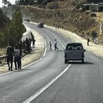 Decenas de personas se congregan en un monte cercano a la frontera con Ceuta para intentar cruzar a la ciudad española. La policía de España están cerrando de forma intermitente la frontera del Tarajal, que separa Ceuta de Marruecos.