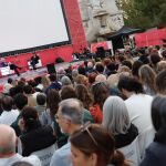 Sobre el escenario de Plaza de España (Madrid), Belén Ponce de León y Carlos Olalla en un "combate dialéctico" escrito por Alberto Conejero para el Festival de las Ideas