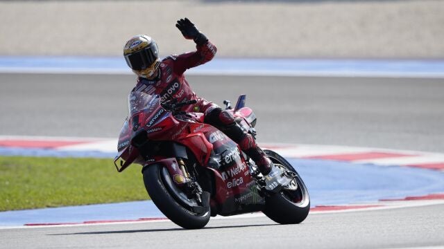 Pecco Bagnaia saluda al público italiano tras ganar la Sprint de la Emilia Romagna