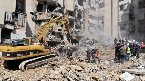 Excavadoras limpian los escombros tras el bombardeo israelí del viernes en el sur de Beirut