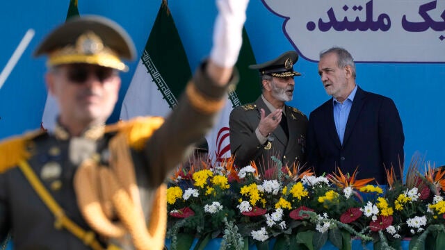 El presidente iraní Masoud Pezeshkian (derecha) observa la exhibición el nuevo Shahed 136-B durante el desfile militar que conmemora el estallido de la guerra de 1980-1988 con Irak