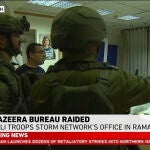 Imagen de la televisión Al Yazira muestra a soldados israelíes dentro de sus oficinas en Cisjordania