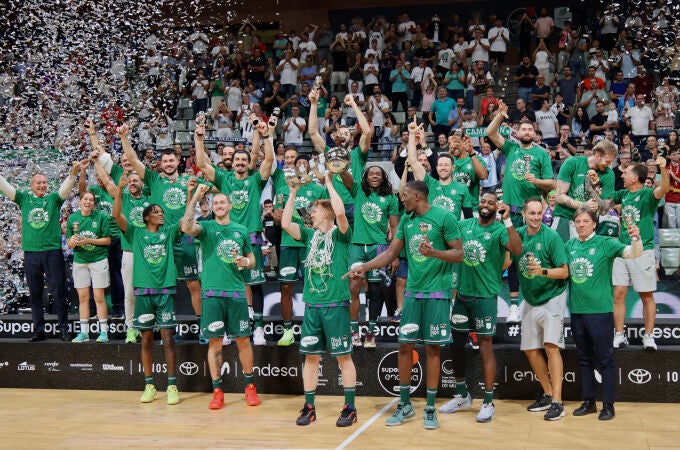 El Unicaja ganó su primera Supercopa tras superar en la final al Real Madrid