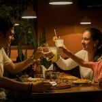 Familia cenando en un restaurante