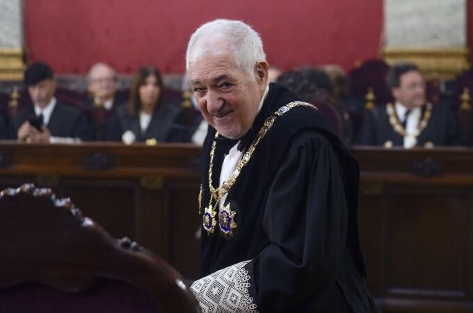 El presidente del Tribunal Constitucional, Cándido Conde- Pumpido , durante el acto de jura o promesa de Isabel Rodríguez Mateo como fiscal de Sala de la Fiscalía Togada, en el Tribunal Supremo, en Madrid. 