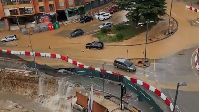 Riada en la avenida Valladolid de Soria donde se están realizando obras