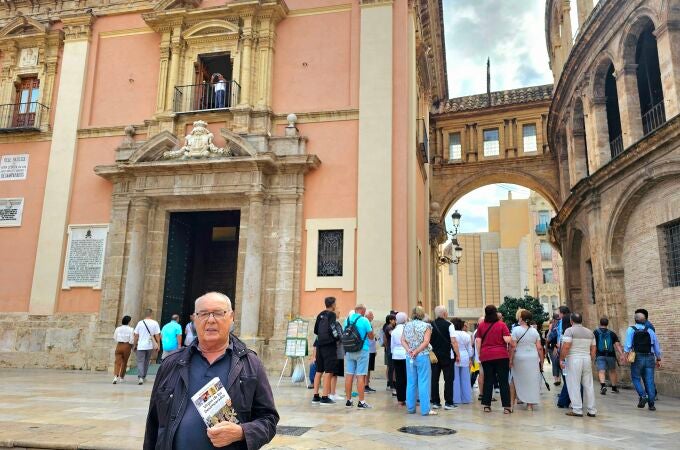 Baltasar Bueno acaba de publicar «Virgen de los Desamparados. Historia, artes y fiestas en honor a la patrona de Valencia»