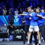 Alcaraz celebra con sus compañeros la victoria decisiva ante Fritz