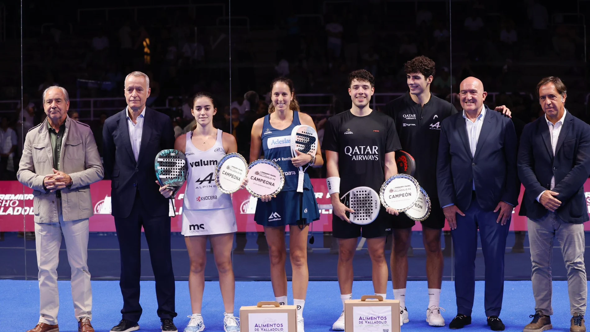 El alcalde de Valladolid, Jesús Julio Carnero, junto a los ganadores en hombres y mujeres