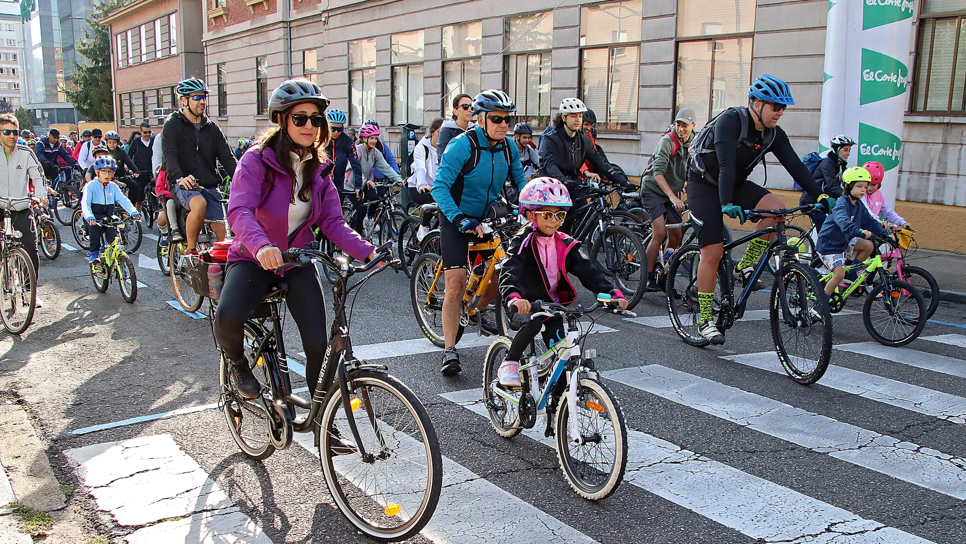 Los ciclistas toman las calles de León en el XXVIII Día de la Bici
