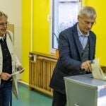 El candidato del partido de extrema derecha Alternativa para Alemania (AfD) en Brandeburgo, Hans-Christoph Berndt, acude a votar