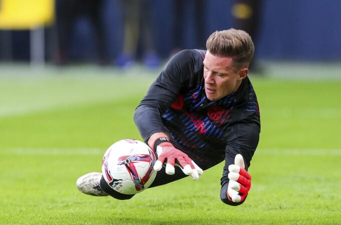 Ter Stegen, antes del partido ante el Villarreal, del que se ha ido en camilla