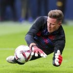 Ter Stegen, antes del partido ante el Villarreal, del que se ha ido en camilla