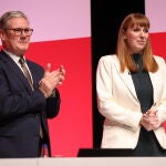 El "premier" Keir Starmer, junto a la viceprimera ministra, Angela Rayner, este domingo en Liverpool